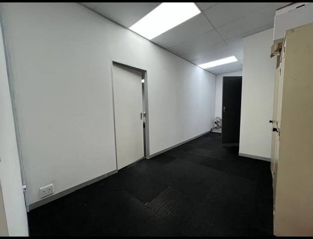 356M² SHOWROOM TO LET IN OLIVEDALE